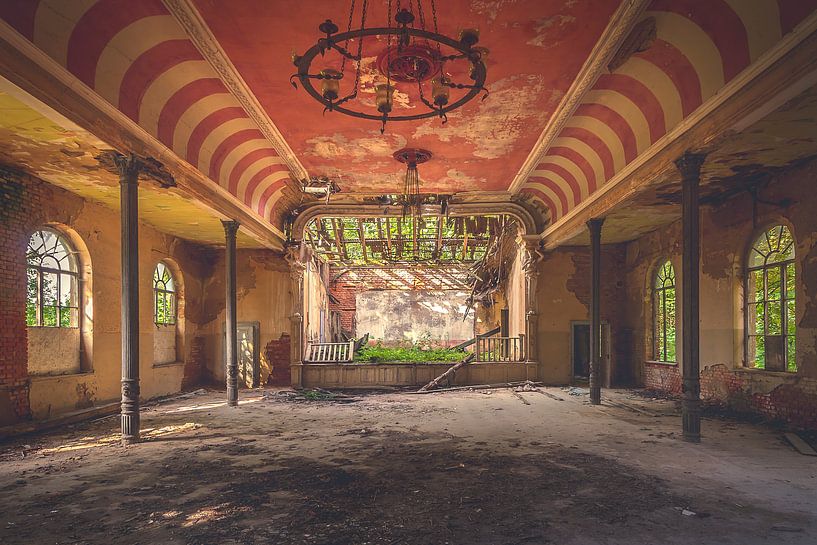 The abandoned dance hall par Frans Nijland