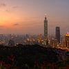 Uitzicht op Taipei 101 net na zonsondergang van Jos Pannekoek