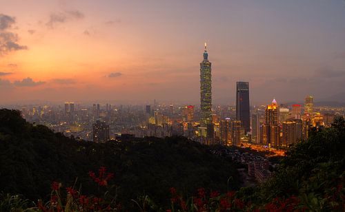 Uitzicht op Taipei 101 net na zonsondergang