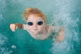 Jongen onderwater by Monique Hassink