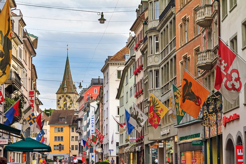 Zurich stadsgezicht met vlaggen by Dennis van de Water