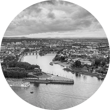 Uitzicht op het Deutsches Eck in Koblenz vanaf vesting Ehrenbreitstein
