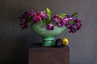 Stilleben von violetten Blumen in grüner Vase von Affect Fotografie Miniaturansicht