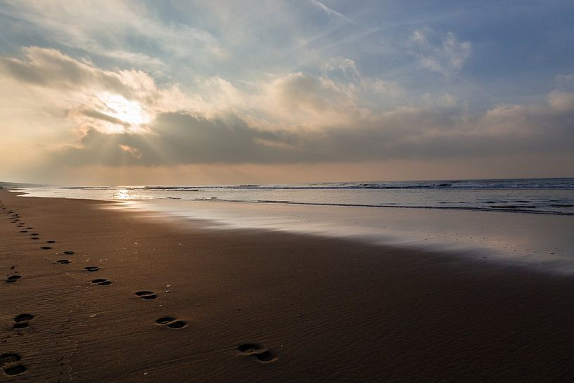 wolkenlucht aan zee, zonsondergang by Bernadet Gribnau