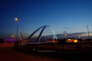 Fietsbrug Tegenbosch tijdens het blauwe uurtje