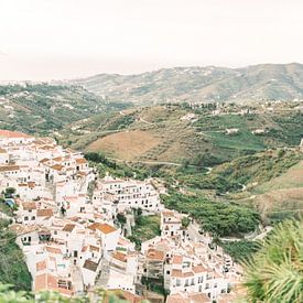 Blick auf das malerische weiße Dorf Frigiliana in Südspanien von Michelle Wever