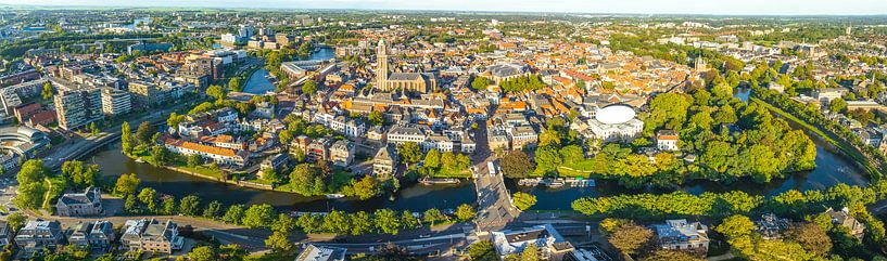 Vue aérienne de la ville de Zwolle lors d'un coucher de soleil en été par Sjoerd van der Wal Photographie