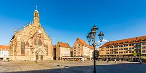 Onze-Lieve-Vrouwekerk op de Grote Markt in Neurenberg van Werner Dieterich