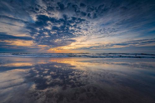 prachtige zonsondergang langs de Nederlandse kust 