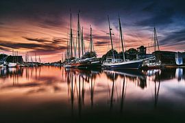 Hafenabend mit festgemachten Segelschiffen und bedecktem Himmel im Abendlicht