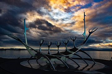 The Sun Voyager, Reykjavik, IJsland bij zonsondergang van Anne Ponsen
