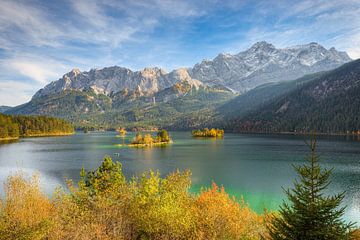 Herbst am Eibsee mit Blick zur Zugspitze von Michael Valjak