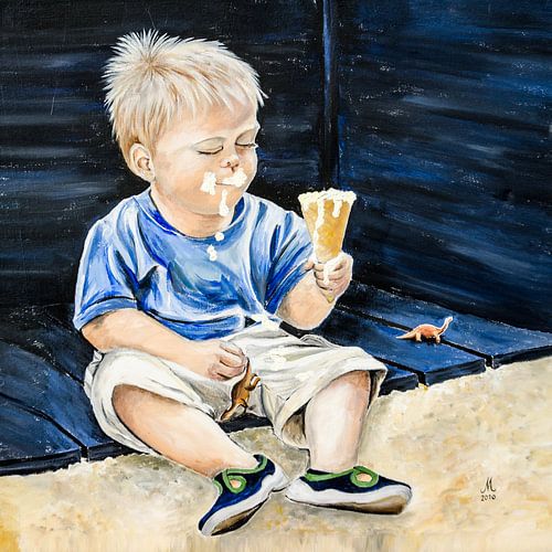 Jongetje eet een lekker softijsje