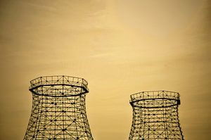Alte Kühltürme vor geheimnisvollem gelben Himmel