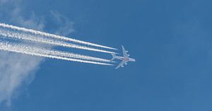 Der Emirates A380 zeichnet Kondensstreifen hoch am Himmel. von Jaap van den Berg