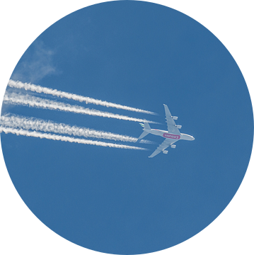 Emirates A380 trekt condensstrepen hoog in de lucht. van Jaap van den Berg