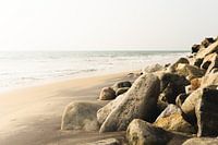 Felsen am Ufer in Varkala | Reisefotografie Print Indien