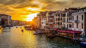 Venise - Grand Canal au coucher du soleil sur Teun Ruijters