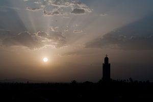 Zonsopgang over Marrakech van Bob de Bruin