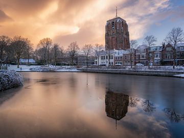 Sonnenaufgang in Leeuwarden mit der Oldehove auf dem Graben im Winterschnee von Thea.Photo