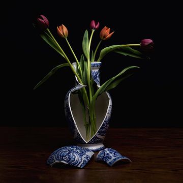 Ausbrechen - Tulpen in einer zerbrochenen Vase von Studio byMarije