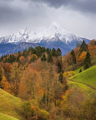 Herfst in Berchtesgaden met het gebergte Watzmann op de achtergrond in het zuiden van Duitsland Beieren. van Marga Vroom