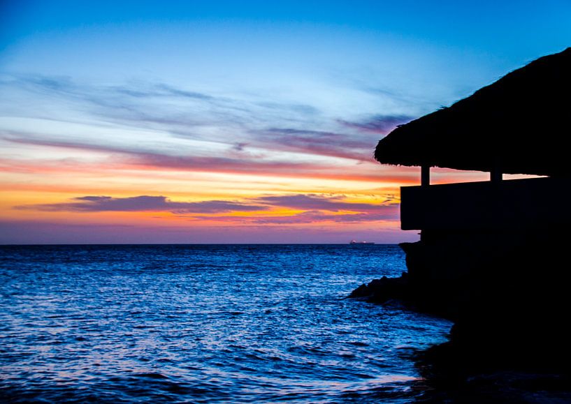 Strandhuis bij kleurrijke zonsondergang van Joke Van Eeghem