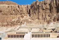 De tempel van Hatsjepsoet op de westoever van de Nijl tegenover de stad Luxor van Herbelicht Fotografie thumbnail