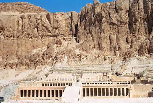De tempel van Hatsjepsoet op de westoever van de Nijl tegenover de stad Luxor