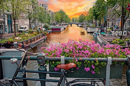 Zonsondergang op de grachten in Amsterdam Nederland