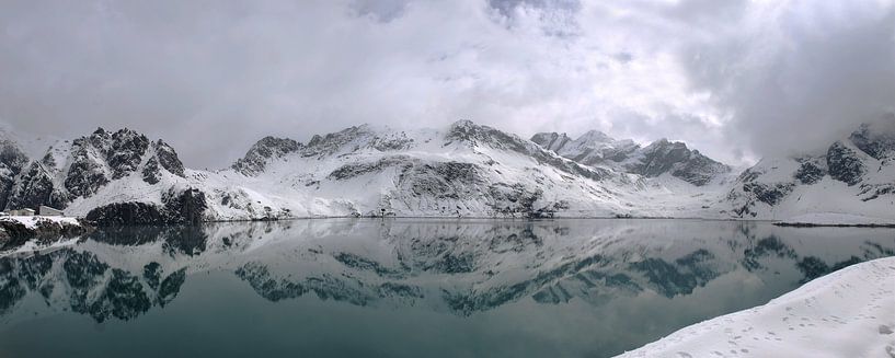 Lunersee  met sneeuw in Oostenrijk in Brandnertal Vorarlberg van Karin vd Waal