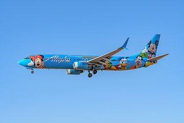 Alaska Airlines Boeing 737-900 in Disney kleuren. van Jaap van den Berg