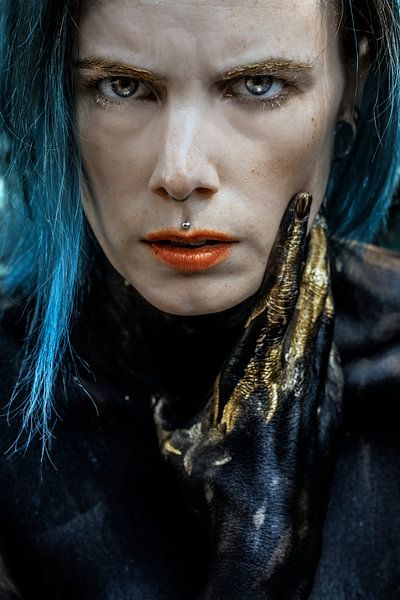 Vrouw met blauw haar en gouden verf van Laura Wienk