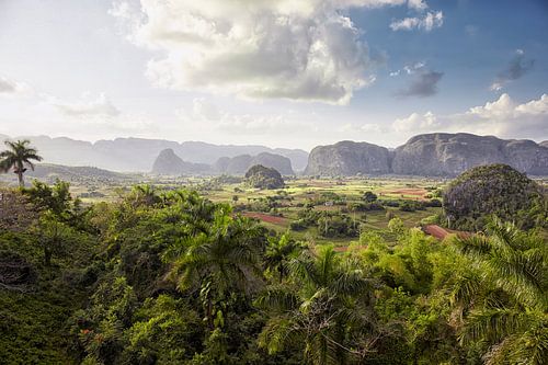 vallée de Vinales, Cuba entourée de montagnes avec un ciel nuageux à l'arrière-plan