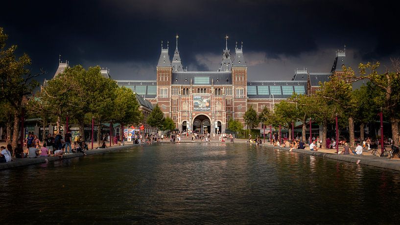 Onweer boven de stad van Jan van der Knaap