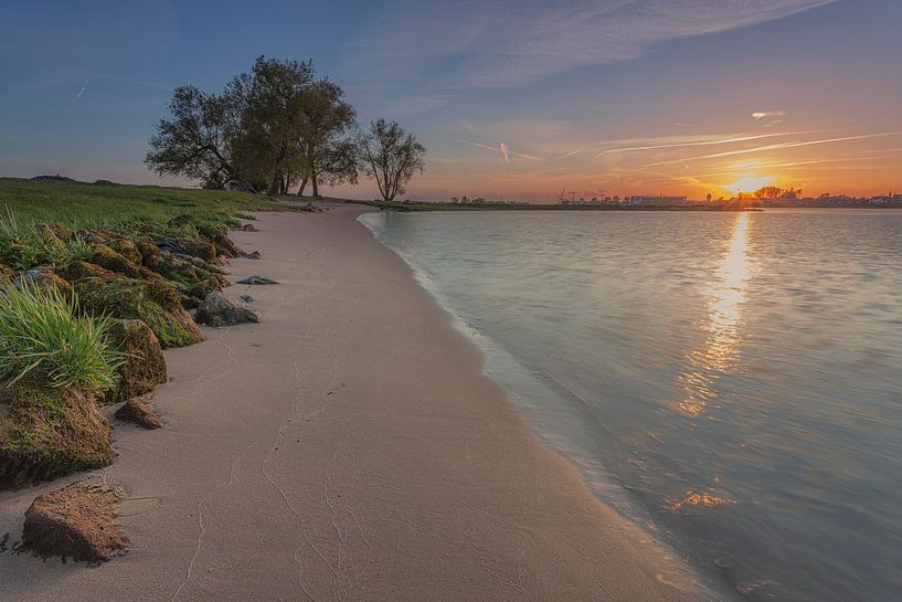 Coucher de soleil merwede Werkendam. par Adrian Visser