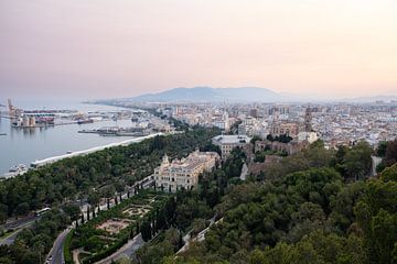 Majestueus Málaga: Panorama bij zonsondergang vanaf Mirador Gibralfaro van Ylenia Di Pietra