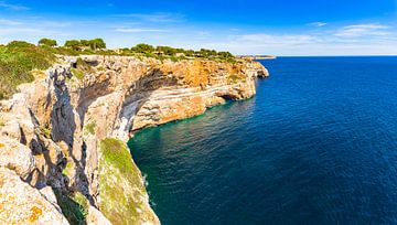 Schöne Aussicht auf raue Klippen am Meer auf Mallorca, Spanien von Alex Winter