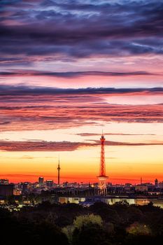 Rosa Wolken über Berlin