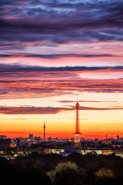 Roze wolken boven Berlijn van Salke Hartung