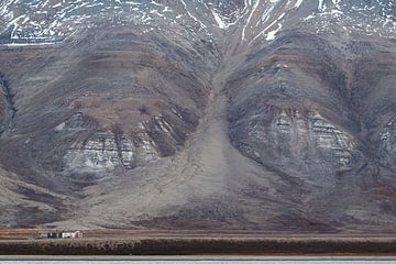 Berg en huisjes in Spitsbergen