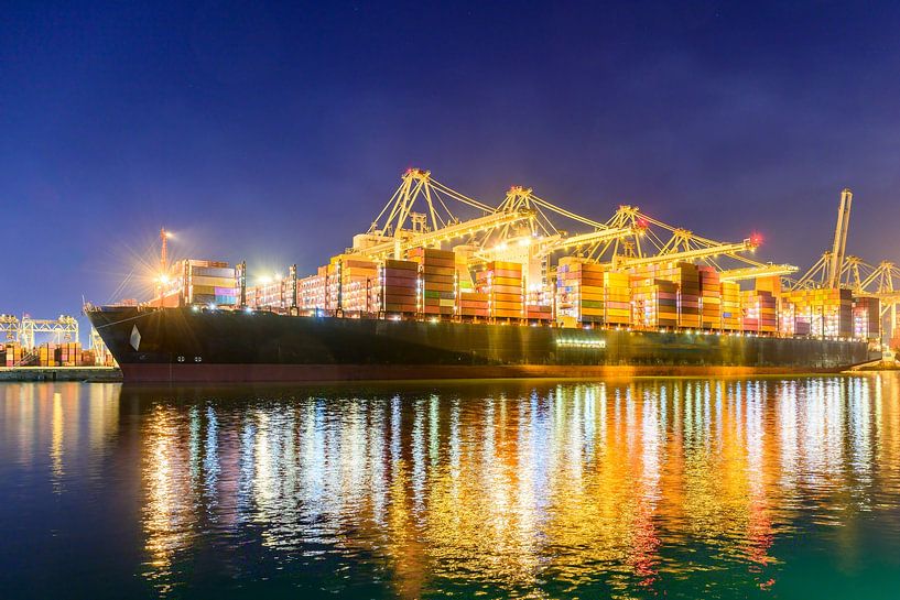 Containerschip in de haven bij de containerterminal van Sjoerd van der Wal Fotografie