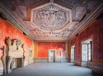Abandoned Renaissance Villa. by Roman Robroek - Photos of Abandoned Buildings