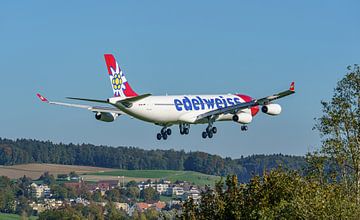 Landung des Edelweiss Airbus A340-300. von Jaap van den Berg