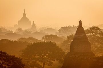 De tempels van Bagan in Myanmar van Roland Brack