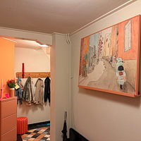 Klantfoto: Op pad met de groene scooter (vrolijk aquarel schilderij smalle straat dorp vakantie Italië reizen) van Natalie Bruns, als ArtFrame