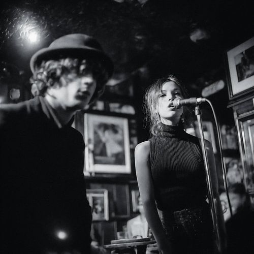 jonge vrouw zingt in een band