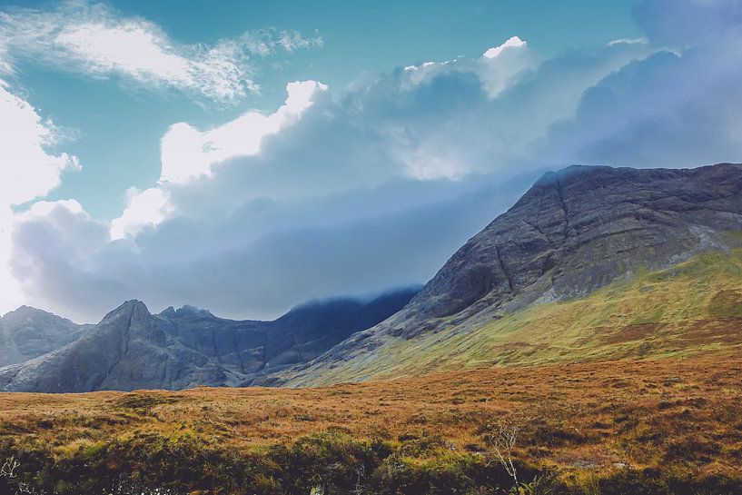 Fairy Pools waterval in Schotland. Wandelpad op het Isle of Skye in Groot-Brittannië van Jakob Baranowski - Photography - Video - Photoshop