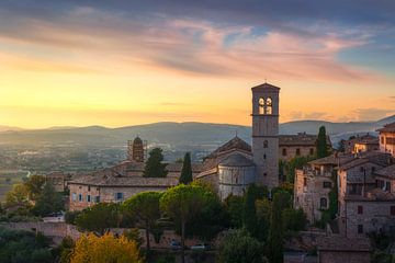 Assisi stad bij zonsondergang. Umbrië, Italië. van Stefano Orazzini