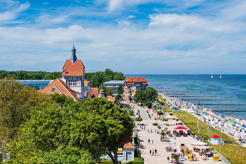 Blick auf die Stadt Kühlungsborn mit Strand und Ostsee von Rico Ködder